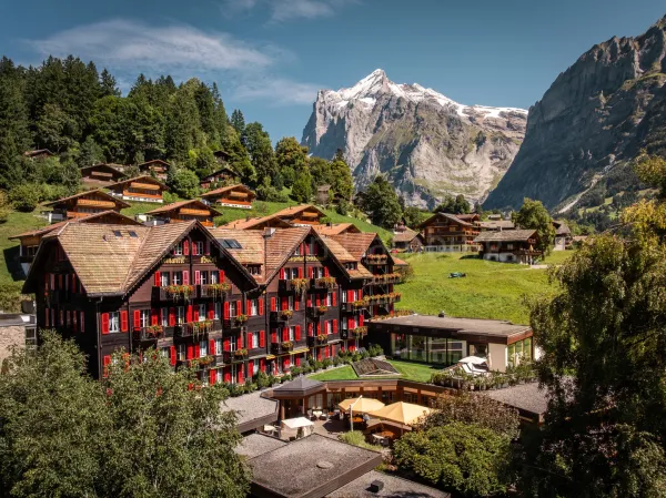 Luftaufnahme Hotel in den Alpen, Schweiz